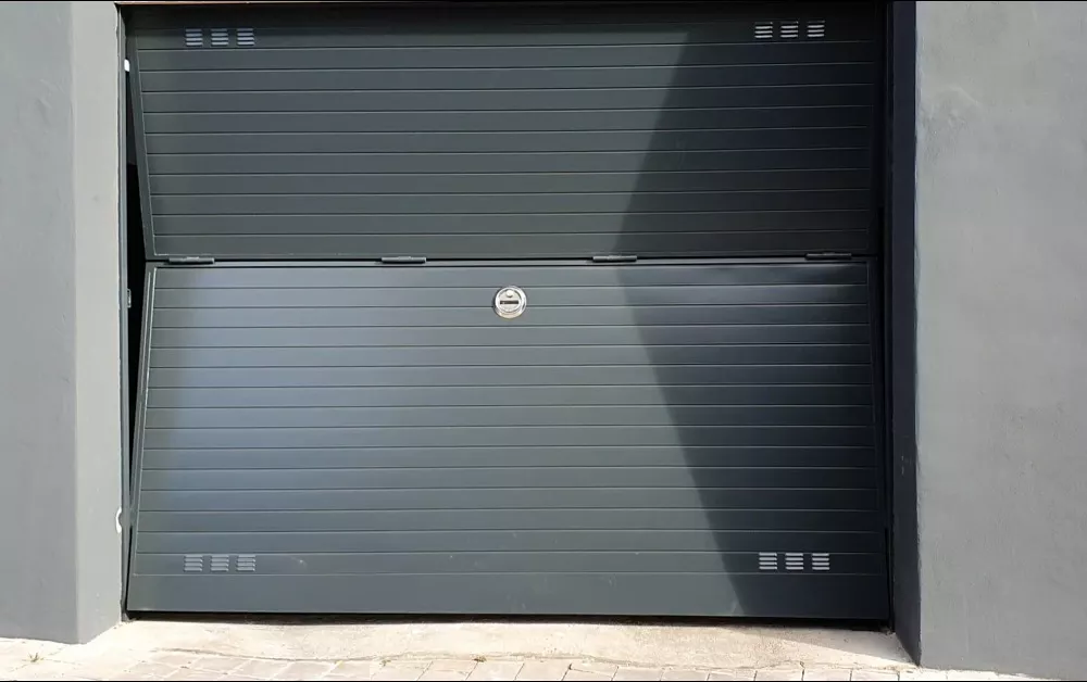 puertas de garaje basculantes sant just desvern2 - Instalaci&oacute;n Cambio de Bombines