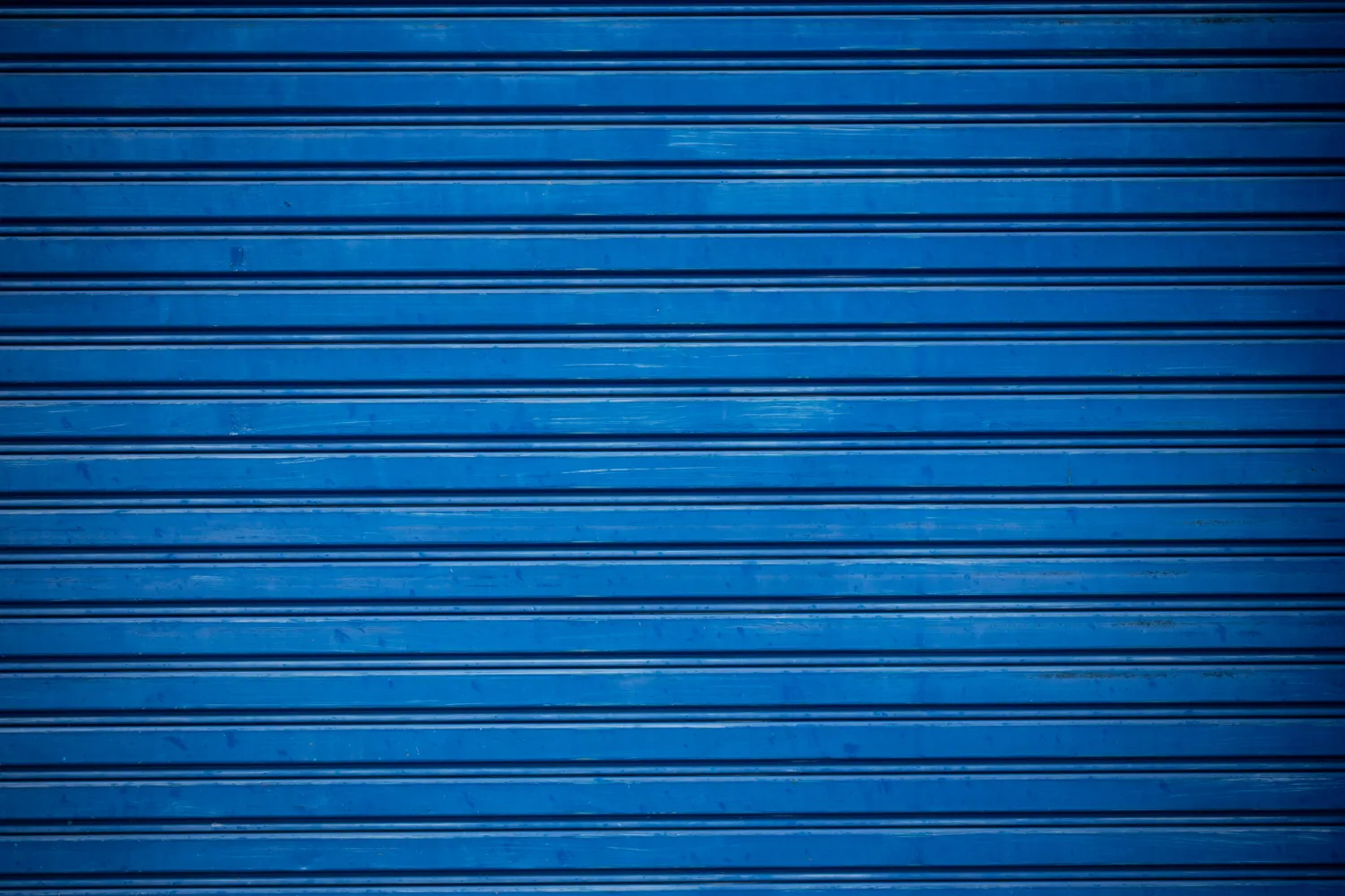 viejo azul shuttered enrollable puerta metal - Instalaci&oacute;n Cambio de Bombines